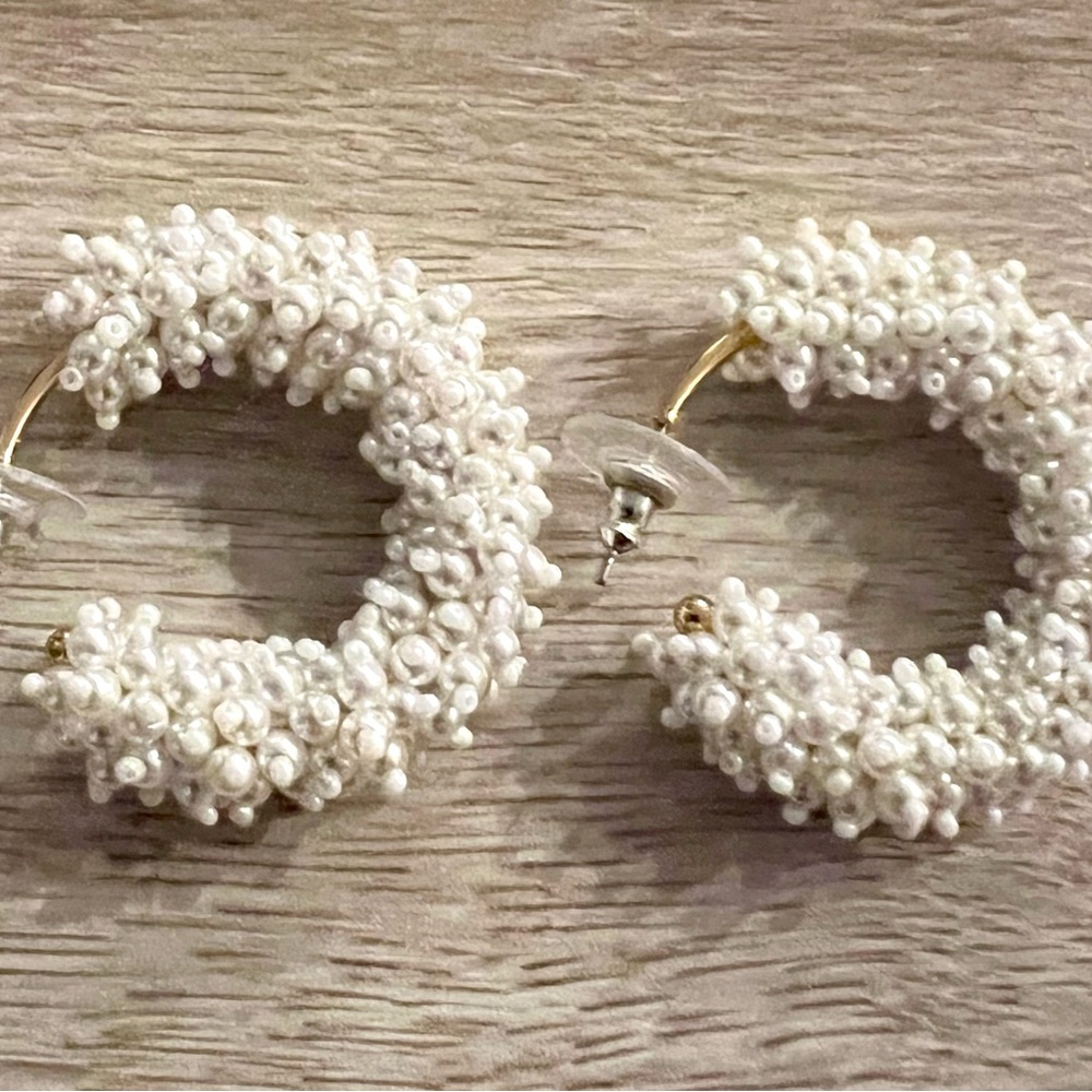 Maginonne Gavigan white glass pearl beads hoop earrings